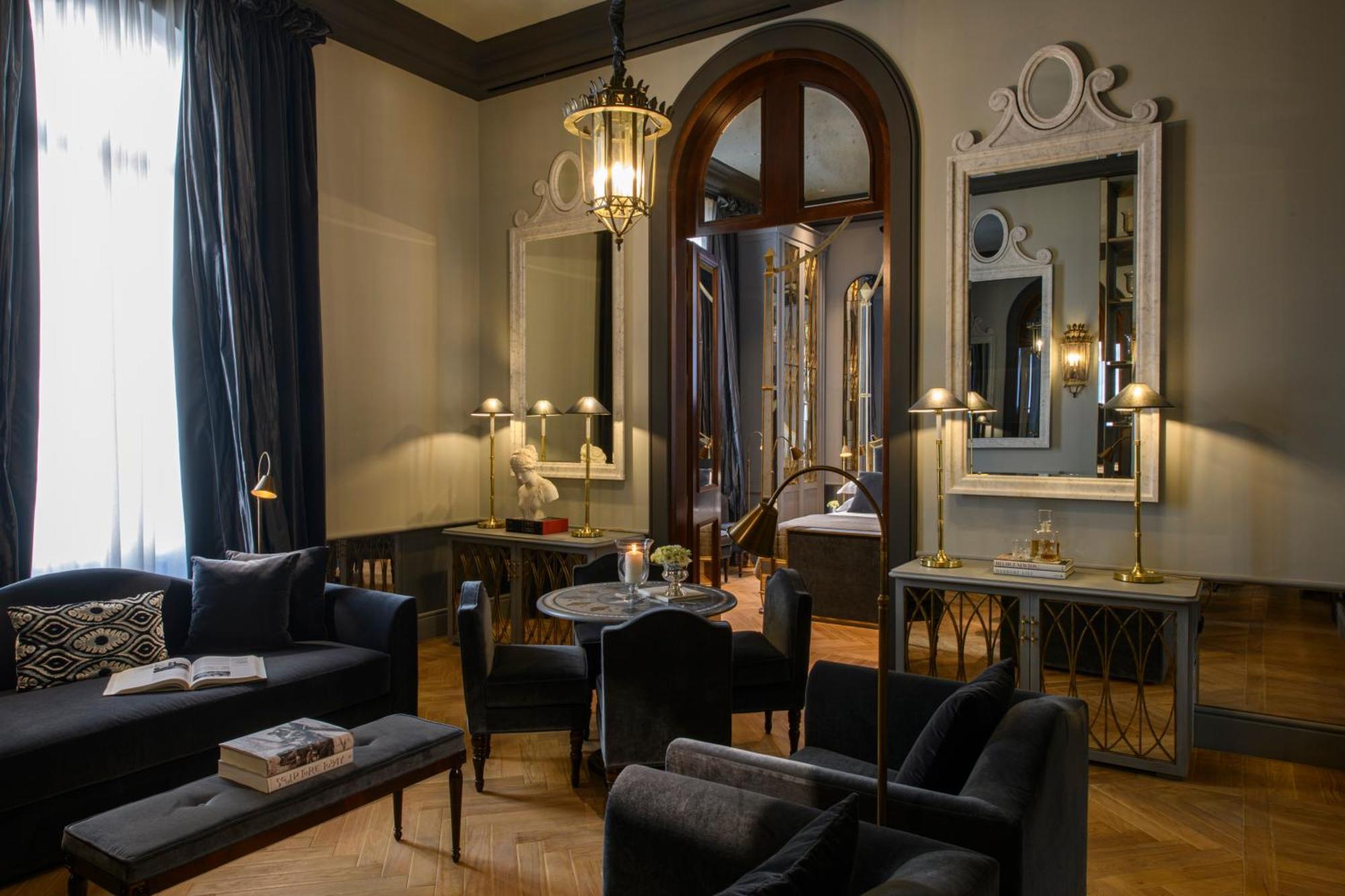 Helvetia&Bristol Firenze - Starhotels Collezione Bagian luar foto A suite at the Hotel de Crillon