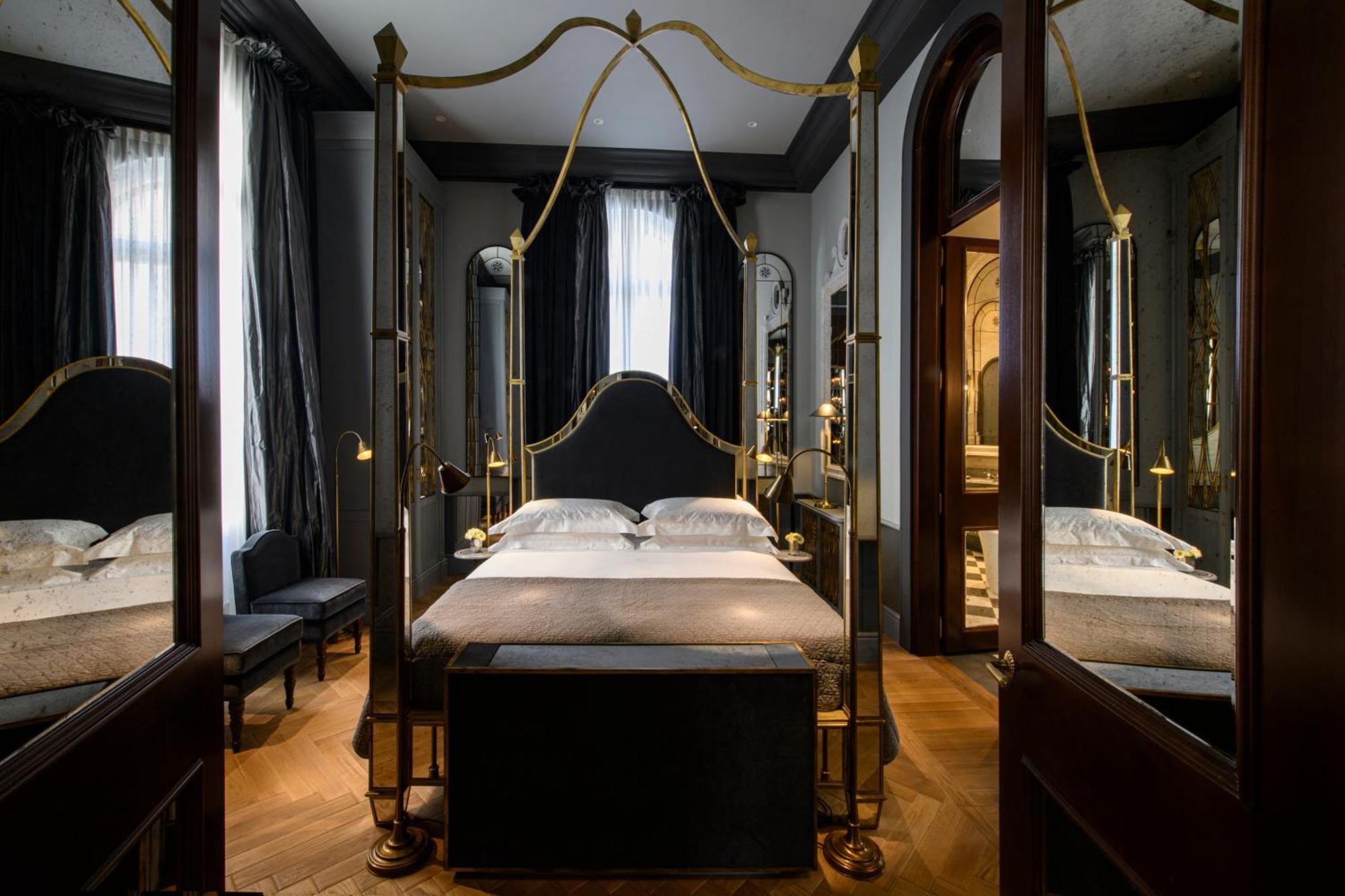 Helvetia&Bristol Firenze - Starhotels Collezione Bagian luar foto A room at the Hotel de Crillon