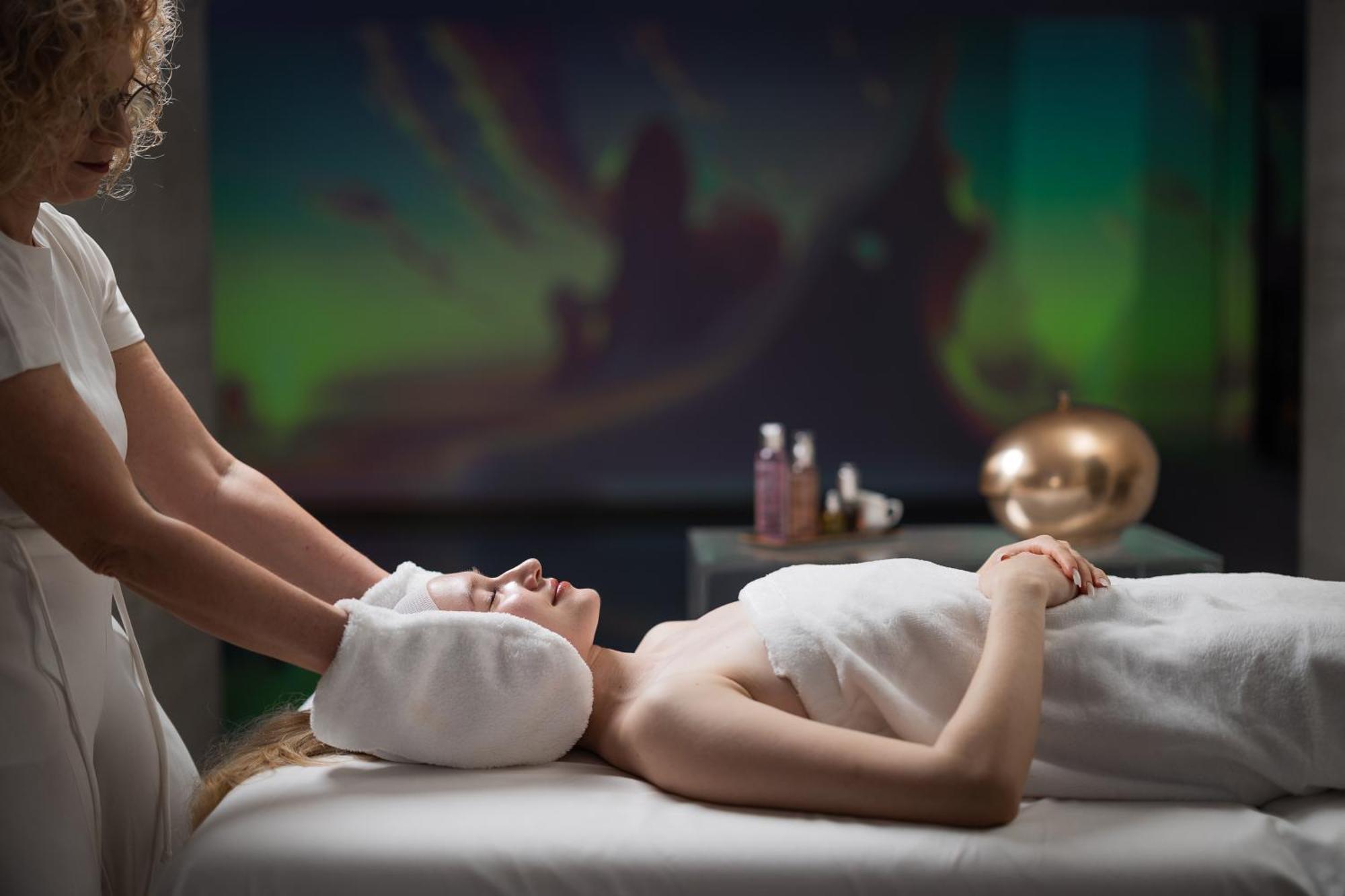 Helvetia&Bristol Firenze - Starhotels Collezione Bagian luar foto A woman receiving a facial treatment
