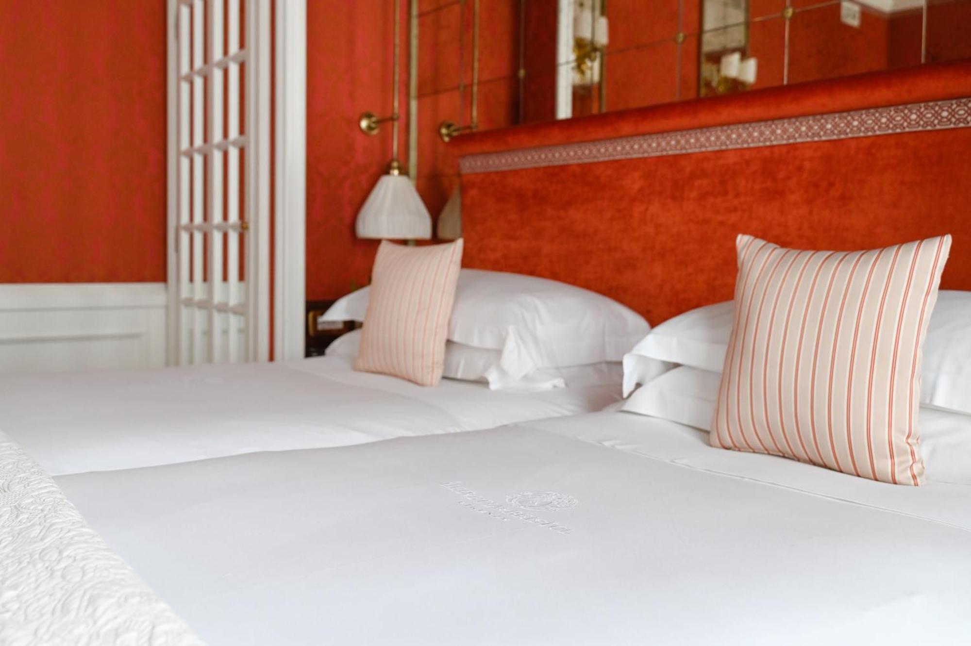Helvetia&Bristol Firenze - Starhotels Collezione Bagian luar foto A bed with pillows